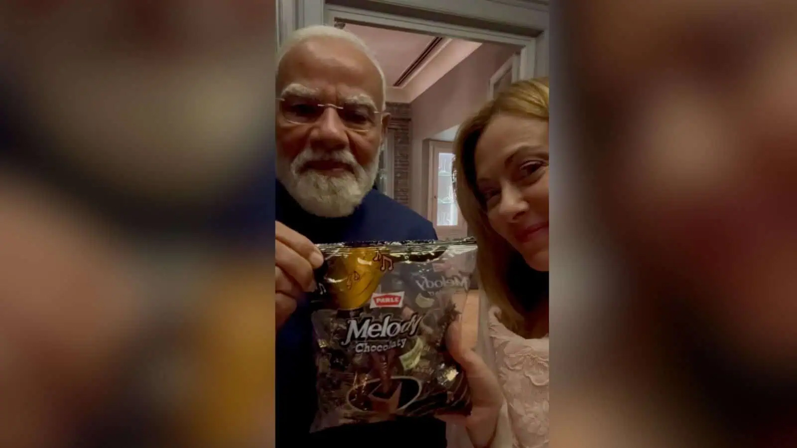 پیوٹر کے ساتھ مرد اور عورت کی تصویر، دونوں مسکرارہے ہیں، ایک خاتون اور ایک مرد، ایک ساتھ خوشگوار لمح.