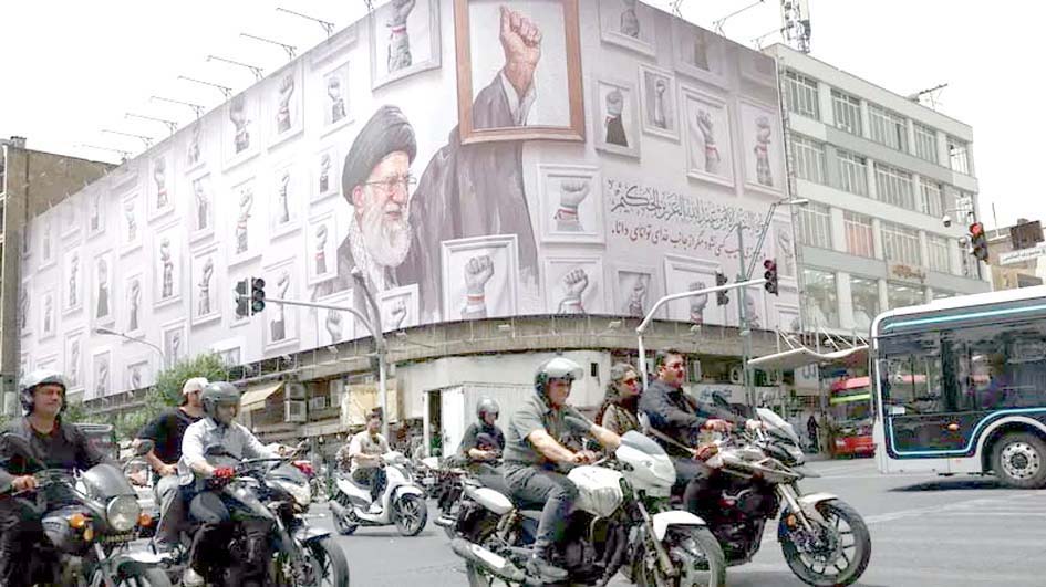 سیاست روز کے مرکزی عمارت پر رہنماؤں کی تصویریں اور سیاس.