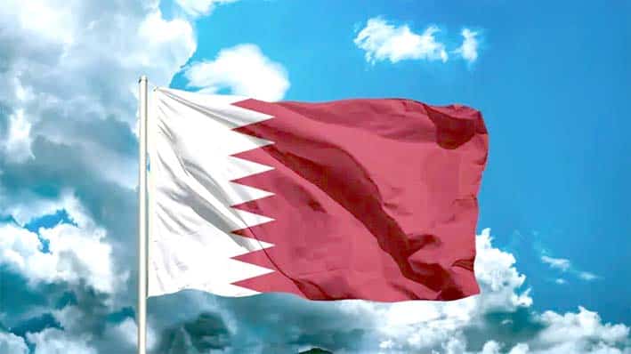 قطر کا قومی پرچم، ہوا میں بلند، آسمان کے نیلے پس منظر کے.