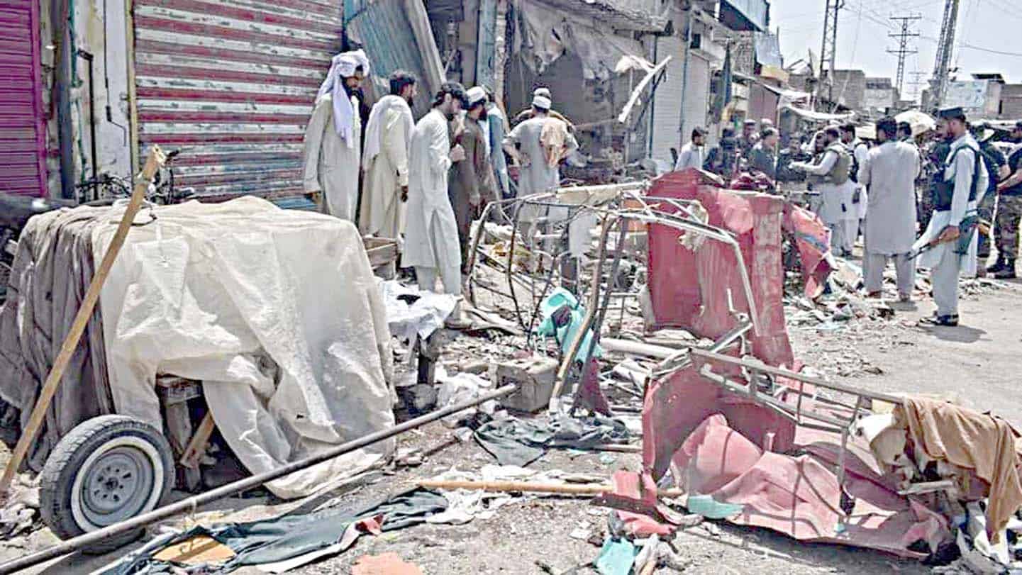 تباہ شدہ علاقے میں امدادی کارکن اور لوگ موجود.