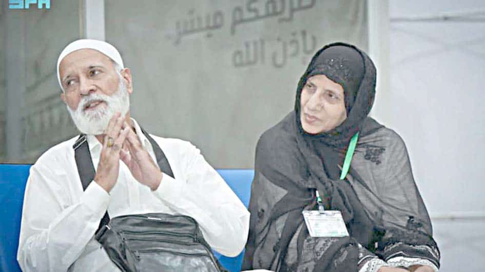خواتین اور مرد کے درمیان ملاقات اور گفتگو کی تصویر.