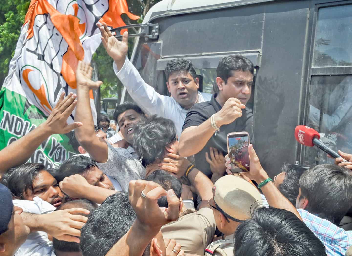 انتخابی جلسہ میں سیاسی رہنما عوام کے درمیان، ہاتھ ہلا ر.