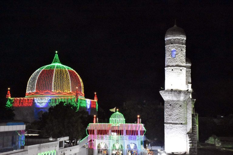 مسجد اور چراغاں کی روشنیاں، پاکستان کے شہر میں جشن کا منظر.