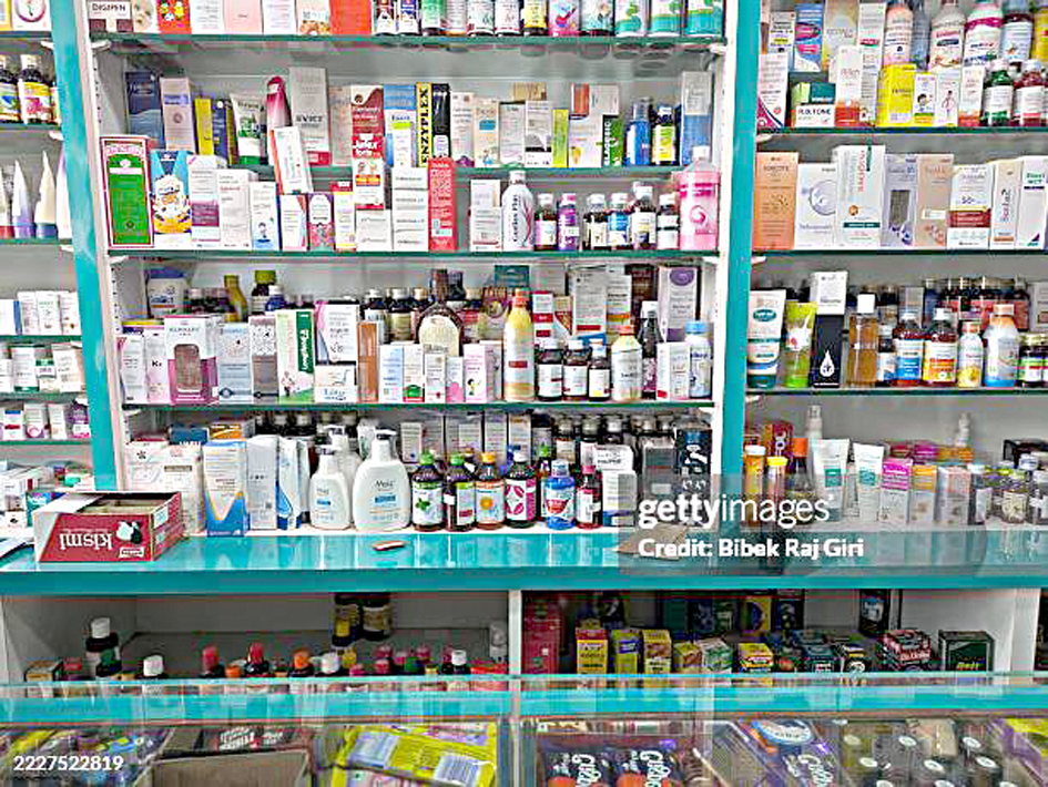 ادویات اور صحت کی مصنوعات کی دکان، فارمیسی کی شیلف، مخت.