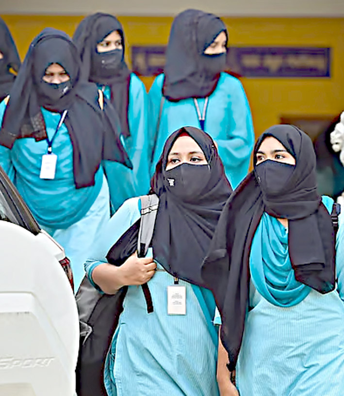 عورتوں کا گروپ، ماسک کے ساتھ، سیاہ اور نیلے لباس میں، عوامی مقام پر ملاقات، سیاہ حجاب اور شناختی کار.