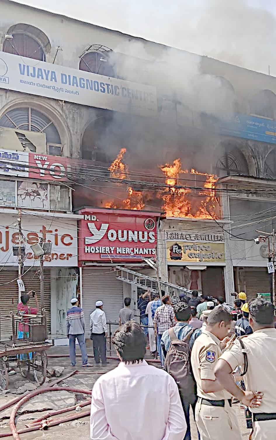 آگ سے متاثرہ عمارت، لوگ اور فائر بریگیڈ عملہ، ہنگامی صو.