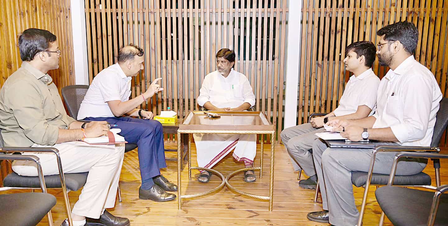ایمبیئنٹ میں افراد کی ملاقات، کاروباری اور سرکاری گفتگو.