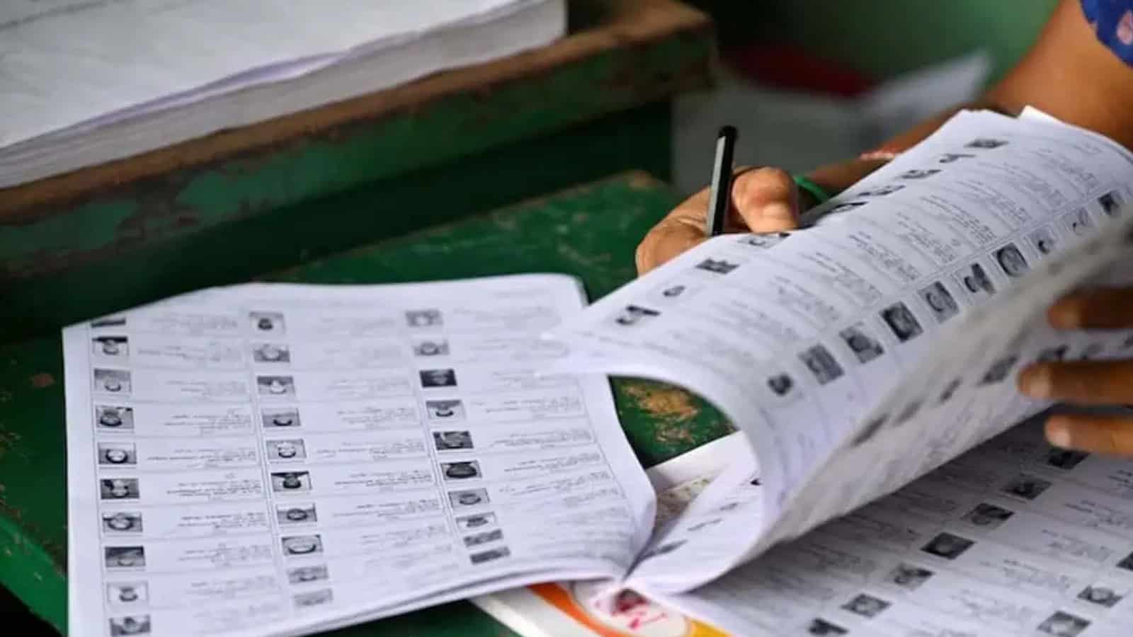 سیاست روز کا اردو اخبار کا کاغذ، پڑھتے ہوئے شخص.