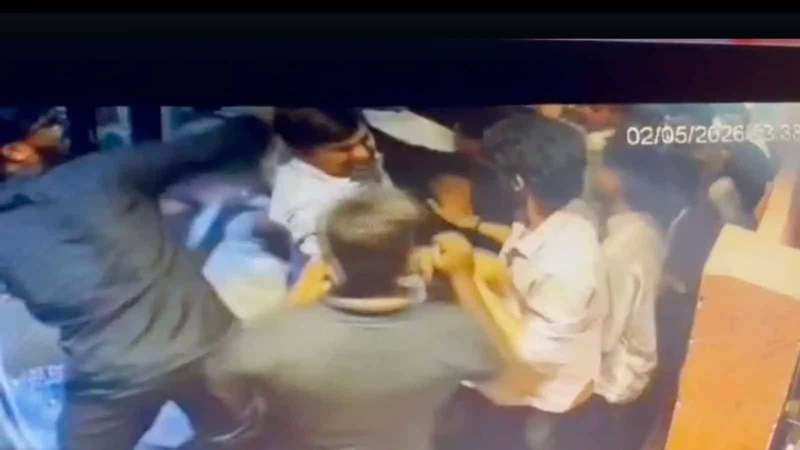 تصادم کے دوران طلبہ کی لڑائی، ہنگامہ اور تشویش.