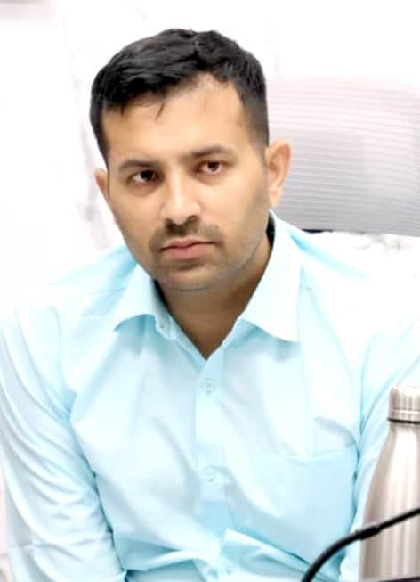 مرد کا سرکاری دفتر میں بیٹھا ہوا، پیشہ ورانہ ماحول، کاروباری شخصیت.