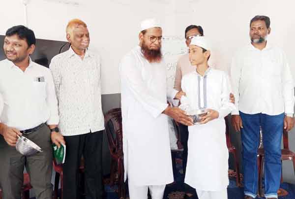 ہندو مسلم اتحاد کی تقریب میں افراد کا تبادلہ تحائف.