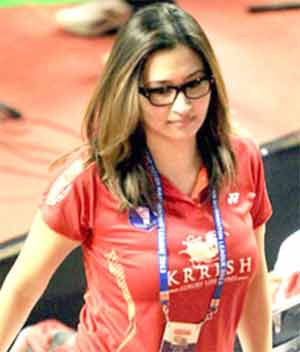 کھیل کی فاتح خاتون کھلاڑی، جو سرخ کھیل کا لباس پہنے ہوئے ہے، ہال میں انعام جیتنے کے بعد خوشی کا اظہا.
