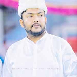نوجوان مسلم مرد، سفید لباس اور ٹوپی کے ساتھ، ثقافتی لبا.