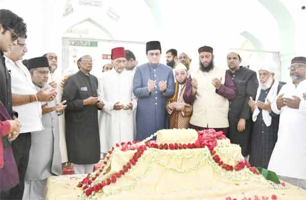 مذہبی تقریب میں افراد کی دعائیہ دعا.