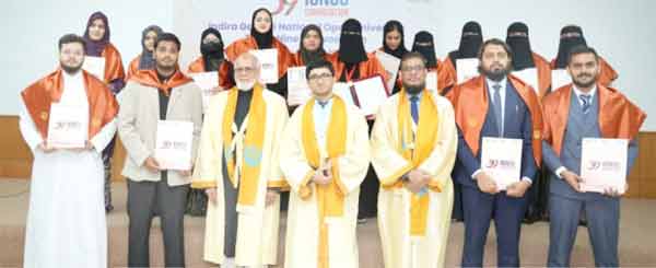 طلبہ کی تقریب میں انعامات وصول کرتے ہوئے طلبہ اور اساتذہ.