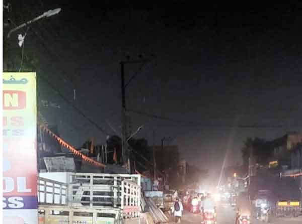 روشنی سے روشن شہر کی رات کا منظر، سڑک پر گاڑیاں اور لوگ، روشنی اور تاریکی کا امتزاج.