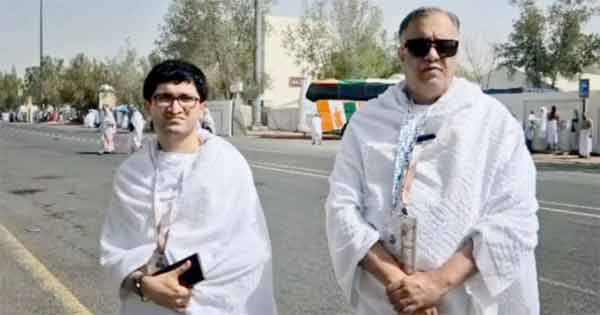 ہندوستانی سیاستدانوں کی تصویر، دونوں مرد سفید کپڑوں می.