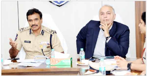 پولیس افسر اور حکومتی عہدیدار کے درمیان ملاقات، اہم گفتگو جاری.