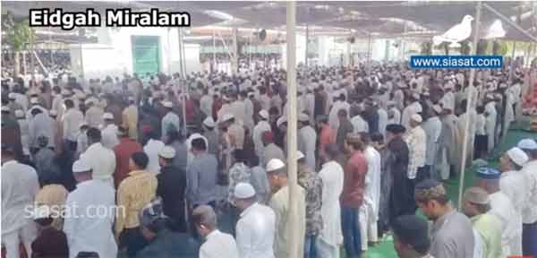عیدگاہ میں نماز جمعہ کے بڑے اجتماع کی تصویر.
