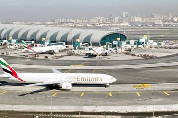 ایئرپورٹ پر Emirates اور دیگر بین الاقوامی ہوائی جہاز.