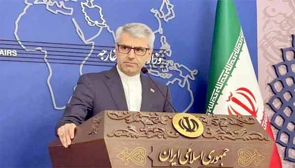 ایران کے نمائندہ، عالمی رہنما، اور سیاسی شخصیت، ایک پریس کانفرنس میں خطاب کر رہے ہیں.