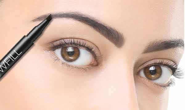 خوبصورت آنکھیں اور بھری بھری پلکیں، خواتین کی خوبصورتی کو بڑھانے کے لیے۔.