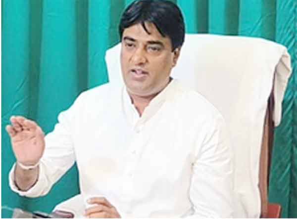 مذہبی رہنما گفتگو کرتے ہوئے، سیاسی اور سماجی مسائل پر ت.