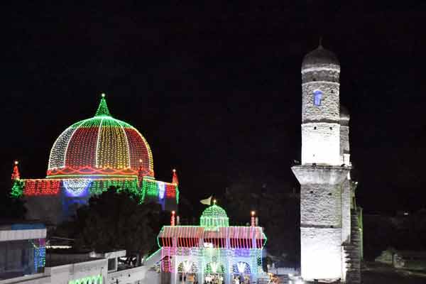 ہندو مندر اور مسجد کی روشنیاں رات کے منظر میں، رنگین لائٹس کے ساتھ خوبصورت منظر.