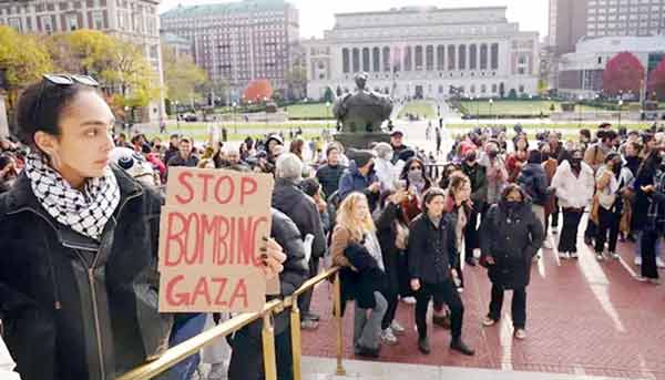 پرامن مظاہرہ میں فلسطینی عوام اور عالمی افراد غزہ کی صورتحال کے خلاف احتجاج کر رہے ہیں، "بمباری بند.