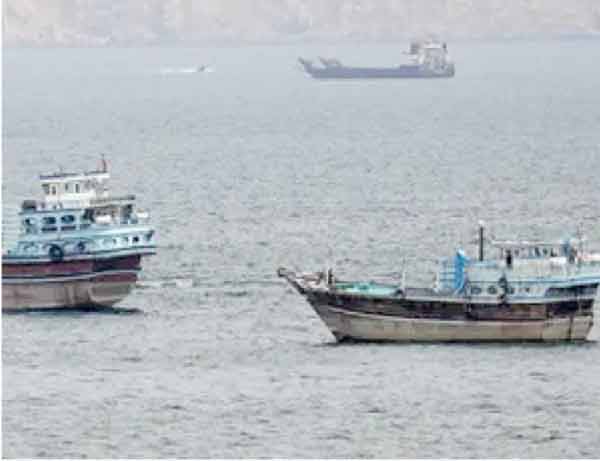 سمندر میں کشتیوں کا منظر، ماہی گیری کے لیے تیار کشتیوں کی تصاویر.