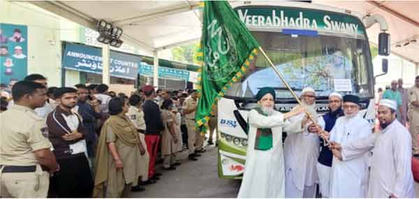 عوامی جلسہ میں سیاسی رہنما اور کارکنان کی شرکت، بس کے قریب استقبال.