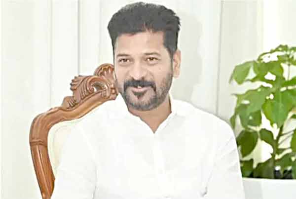 خود مختار شخص کی تصویر، جو سفید لباس میں بیٹھا ہے، پس منظر میں سبز پودے کے ساتھ.