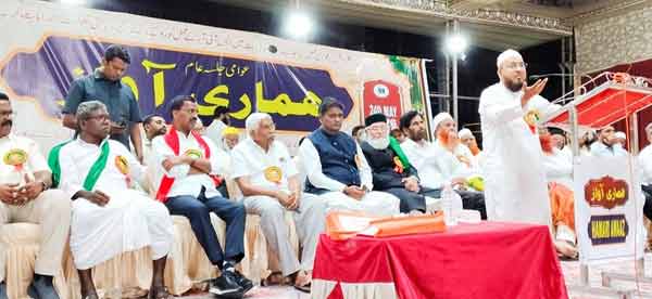 مقرر کے خطاب کے دوران سیاسی رہنما اور شرکاء کی موجودگی.