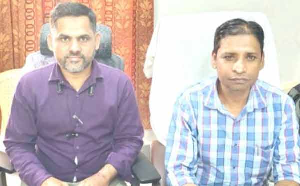 ایمبولینس کے ساتھ ملاقات کے دوران دو افراد.