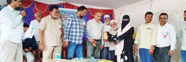 مقابلہ میں انعام حاصل کرنے والی خاتون.