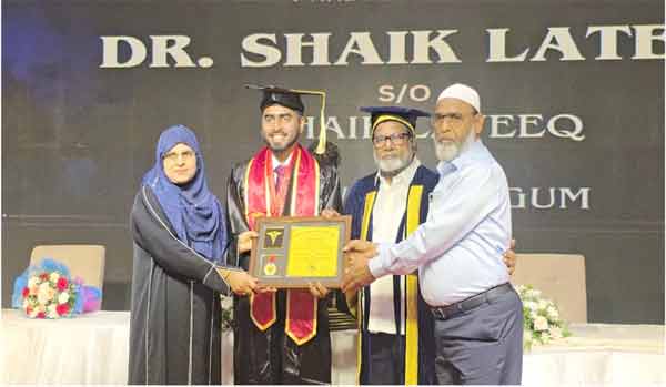ڈاکٹر شیخ لتیف کو تعلیمی اعزاز دیتے ہوئے تصویر.