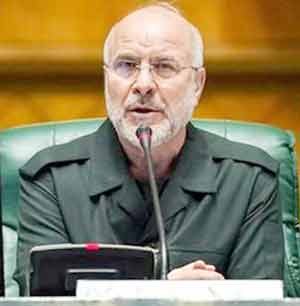 پولیس افسر، سرکاری اجلاس میں بات کرتے ہوئے، رسمی لباس میں، ایک کانفرنس روم میں، اہم گفتگو کر رہے ہیں.
