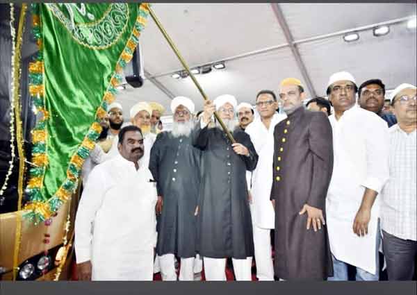 ایم پی اے کے ہاتھ سے سبز پرچم لہرایا جا رہا ہے.