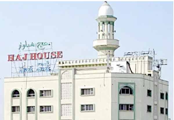 ایمبولنس ہاؤس کا بیرونی منظر، بلند مینار اور چھت.