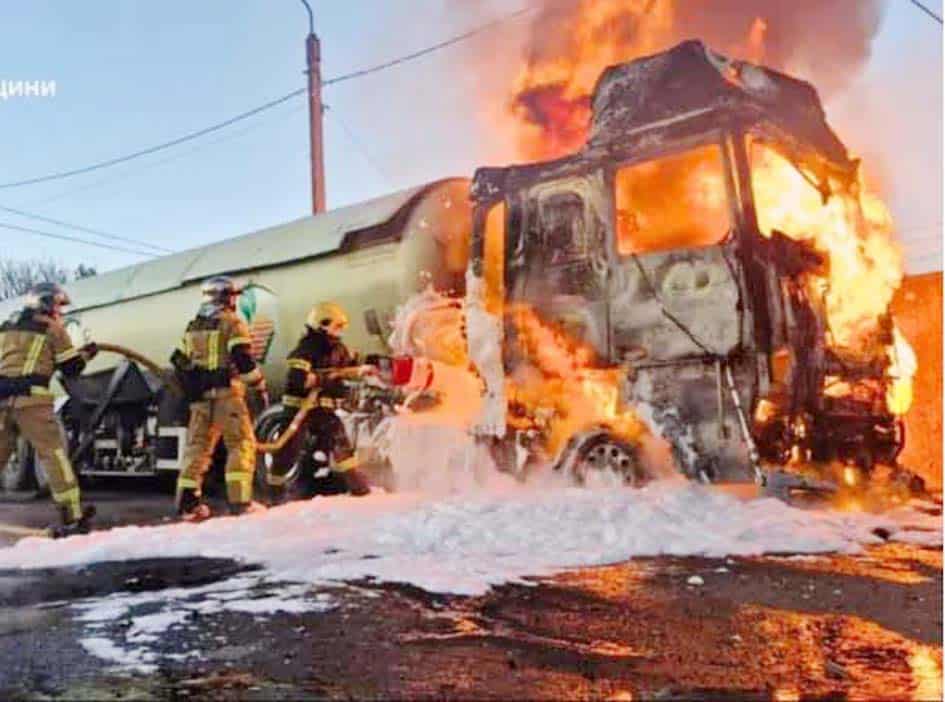 آگ لگتی ہوئی ٹرک اور فائر فائٹرز، ہنگامی کارروائی میں مصروف، حادثہ کی تصویر.