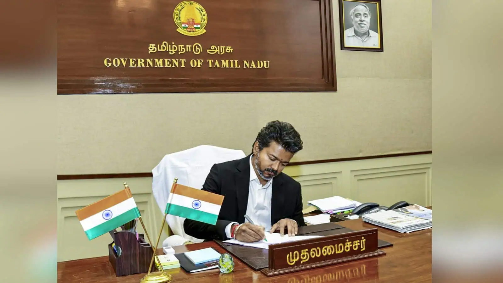 Tamil Nadu حکومت کے دفتر میں سرکاری ملازم کام کرتے ہوئے.