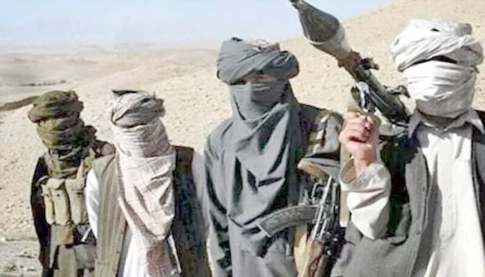 دہشتگردوں کا گروپ، فوجی کارروائی کے دوران، مسلح افراد، جنگل میں.