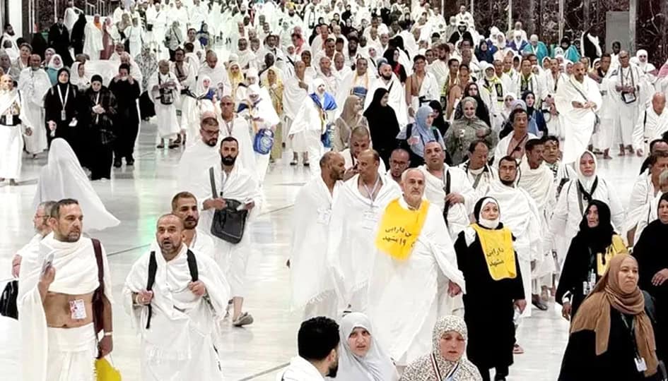 حج کے دوران زائرین کی بڑی تعداد، مکہ مکرمہ میں عبادت کے.