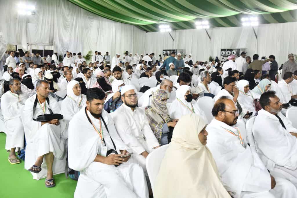 مؤتمر میں مرد و خواتین شرکاء، مذہبی اجتماع.