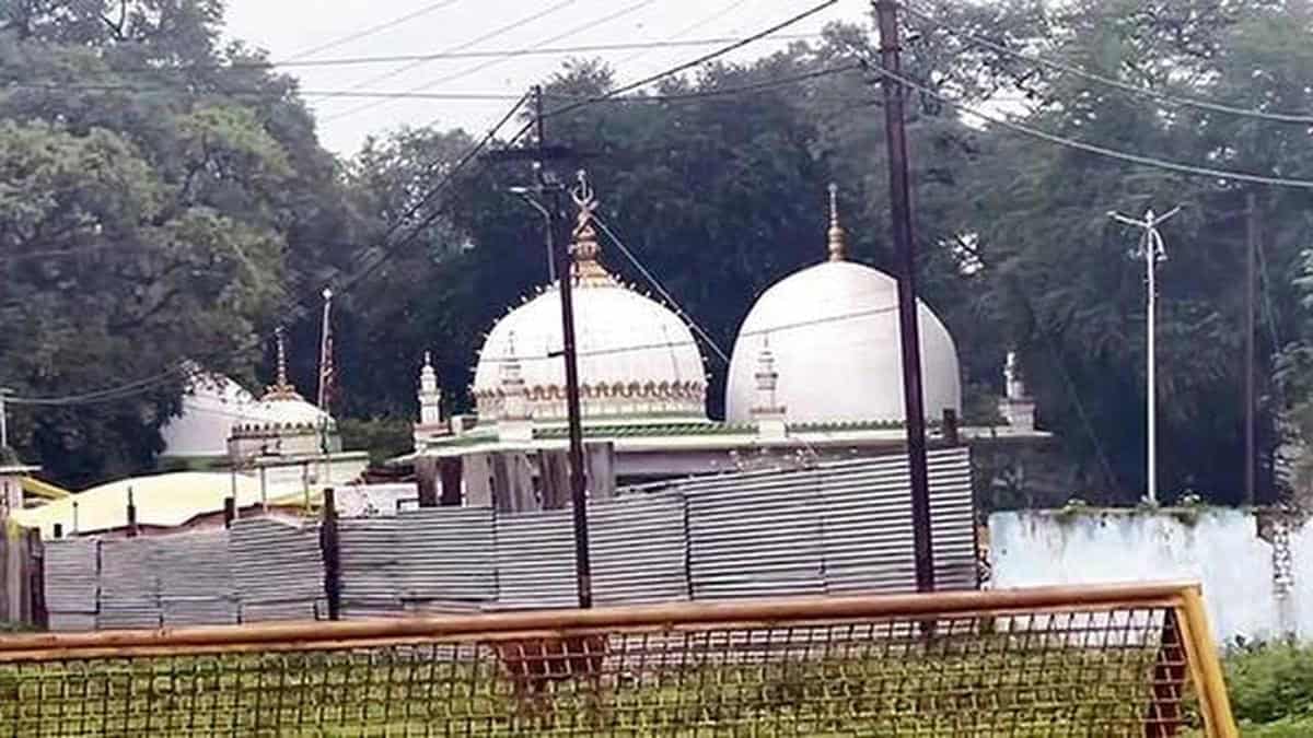 چراغاں کے ساتھ مسجد کا منظر، خوبصورت مسجد اور روشنیوں ک.