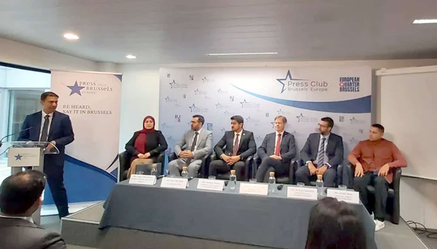 برسلز میں پریس کانفرنس، مختلف افراد نشست میں شامل.