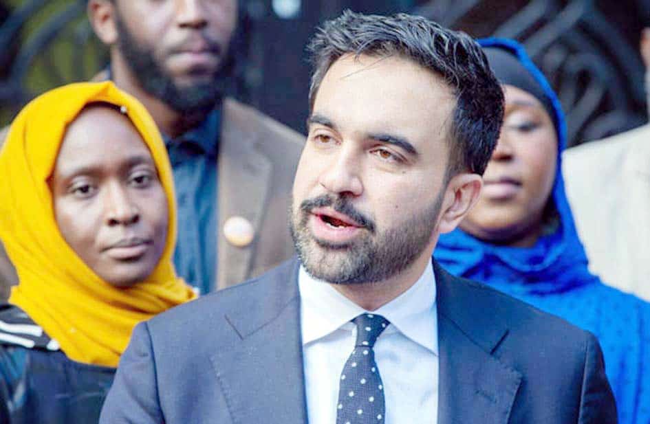 ایچ ڈی تصویر میں ایک مرد پولیس افسر اور چند خواتین میڈیا نمائندے، جو ایک پریس کانفرنس یا میڈیا انٹرو.