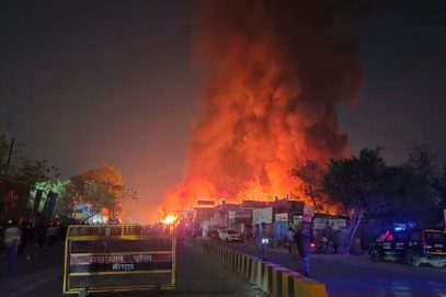 گریٹر نوئیڈا کی فرنیچر مارکیٹ میں زبردست آتشزدگی