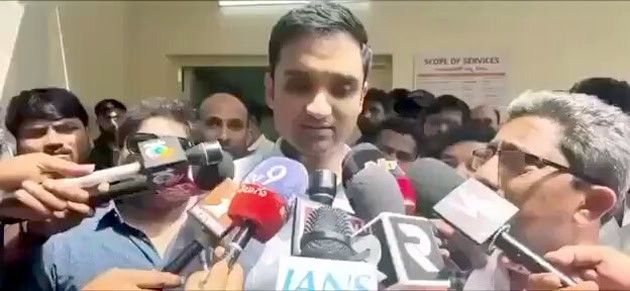 پریس کانفرنس میں سیاستدان میڈیا سے گفتگو کر رہے ہیں.