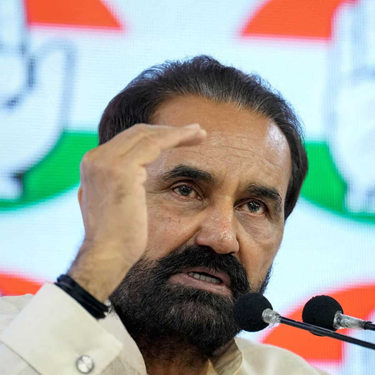 مذکورہ سیاستدان کی تقریر، جس میں وہ اہم سیاسی موضوعات پر گفتگو کر رہے ہیں، ایک پریس کانفرنس کے دوران.